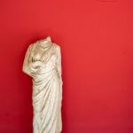 10 reasons to go Headless – Blog Image – EN headless statue red background