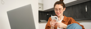 Jeune femme navigant sur une application native ou une PWA sur son mobile